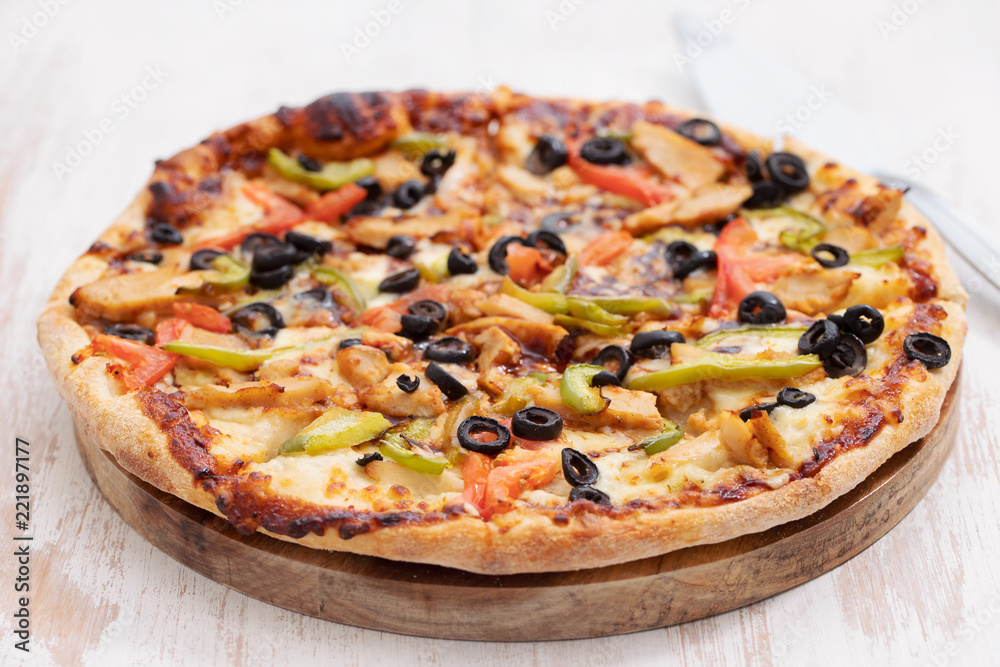 pizza with chicken and olives