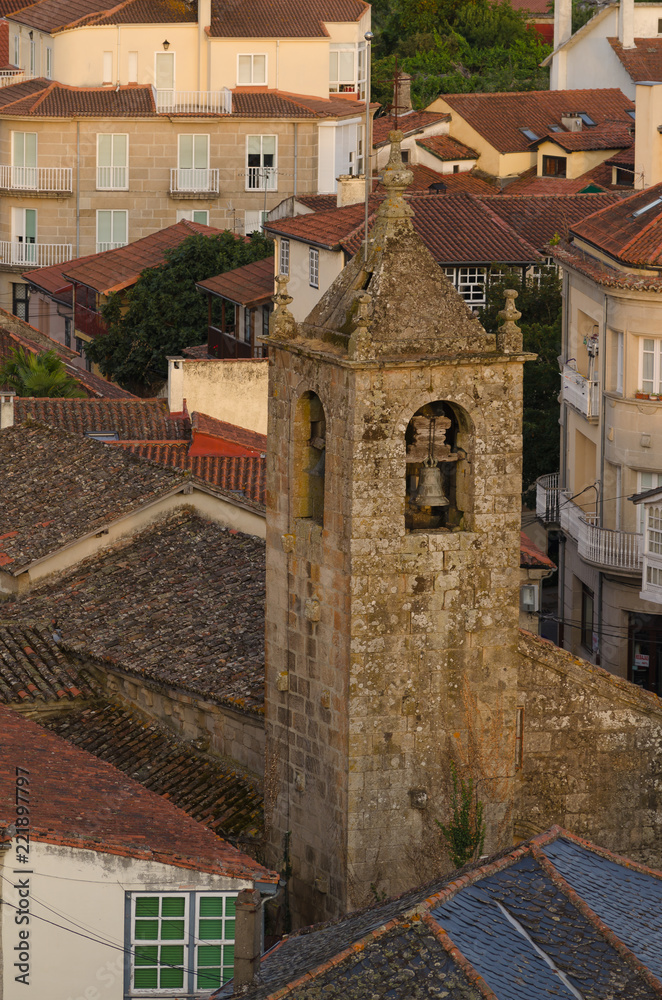 Campanario de la iglesia de San Esteban de Allariz, vista desde el castillo. Ourense, Galicia. España.