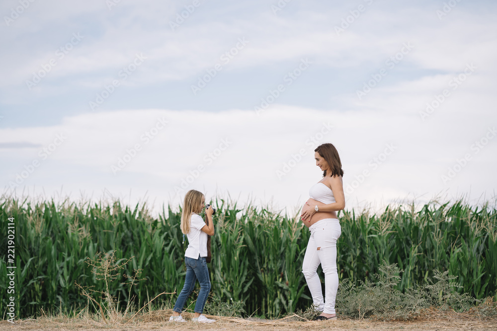 Little daughter who takes pictures of her pregnant mother Little daughter who takes pictures of her pregnant mother