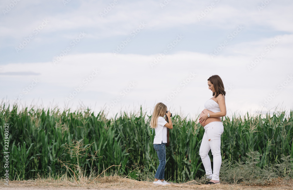 Little daughter who takes pictures of her pregnant mother Little daughter who takes pictures of her pregnant mother