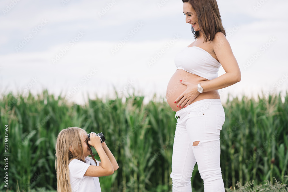 Little daughter who takes pictures of her pregnant mother Little daughter who takes pictures of her pregnant mother