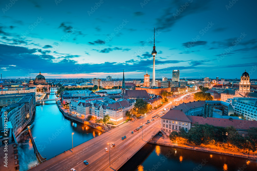 Obraz premium Berlin linia horyzontu z Spree rzeką przy zmierzchem, Niemcy