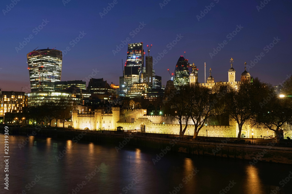 Obraz premium Skyscraper of London Business and Financial District with Modern Buildings Offices and Ancient Fort at Twilight, View from Tower Bridge