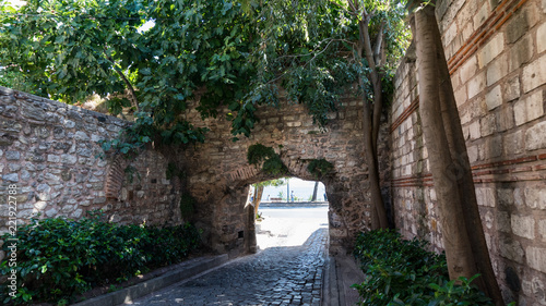 Fototapeta Naklejka Na Ścianę i Meble -  Wall and passage to the sea in Istanbul