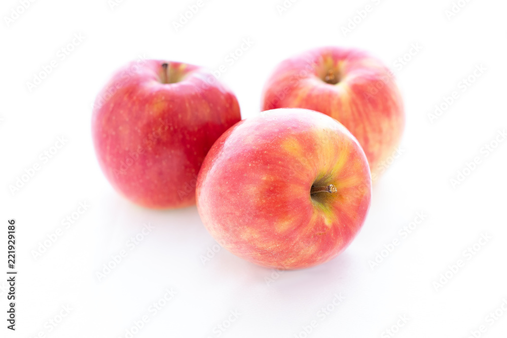 自然光で撮影したフレッシュな３つのりんご