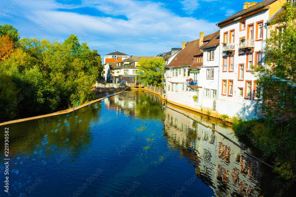 Bad Krezbach Blick von einer Brücke, Häuser spiegeln sich im Wasser