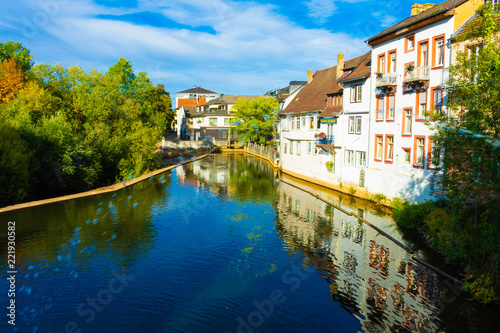 Bad Krezbach Blick von einer Brücke, Häuser spiegeln sich im Wasser