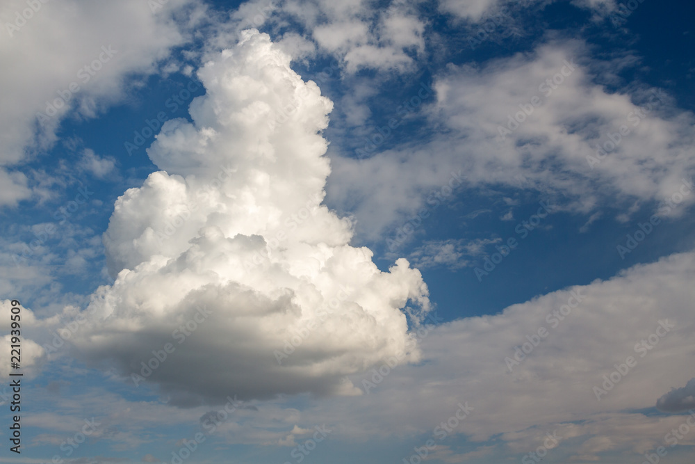 Cielo con nubes de tormenta. Cumulonimbos. Cielo con nubes de tormenta. Cumulonimbos.
