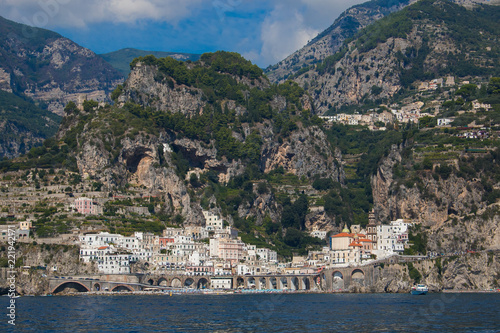 Splendida veduta della città di Atrani sul mar Tirreno, Costiera Amalfitana, Italia