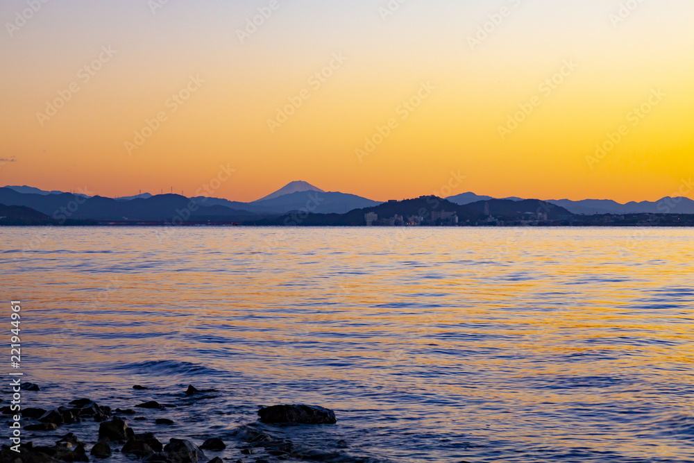 静岡県湖西市から眺める浜名湖と富士山
