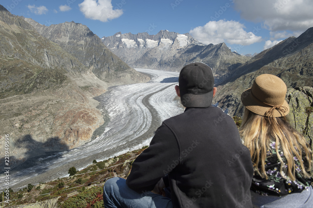 Junges Paar betrachtet den Aletschgletscher, von Moosfluh, Wallis, Schweiz Junges Paar betrachtet den Aletschgletscher, von Moosfluh, Wallis, Schweiz