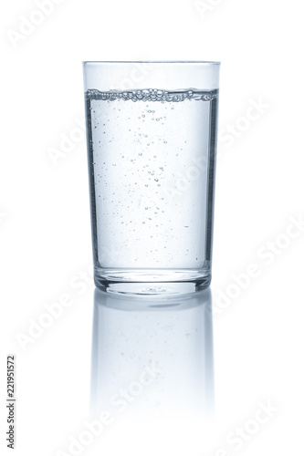 Glas mit Wasser vor einem weißem Hintergrund