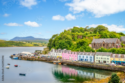Foto landscape of the Portree harbor in scotland, uk
