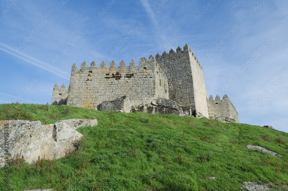Muralla y torre de homenaje del castillo de Trancoso. Distrito de Guarda. Portuga.