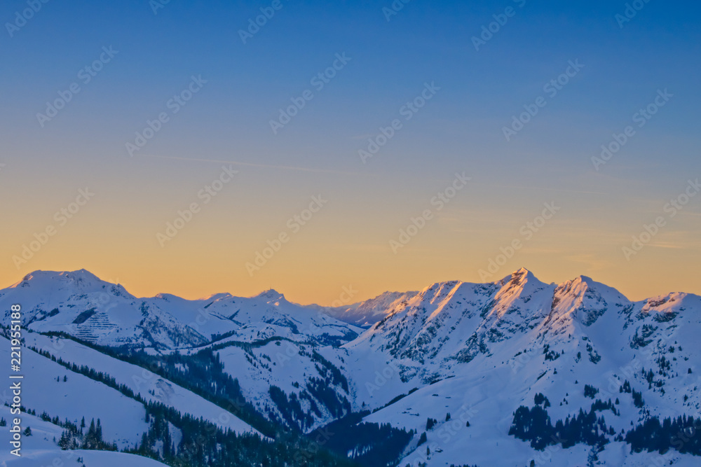 Wunderschönes, winterliches Bergpanorama im Sonnenuntergang