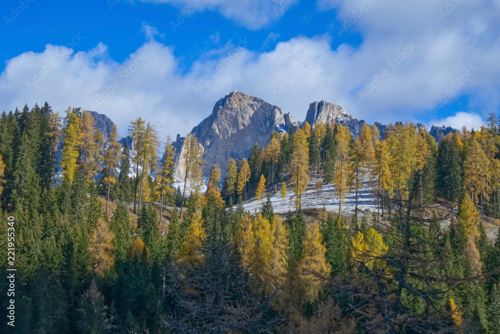 Panoramablick auf den Rosengarten in Südtirol im Herbst