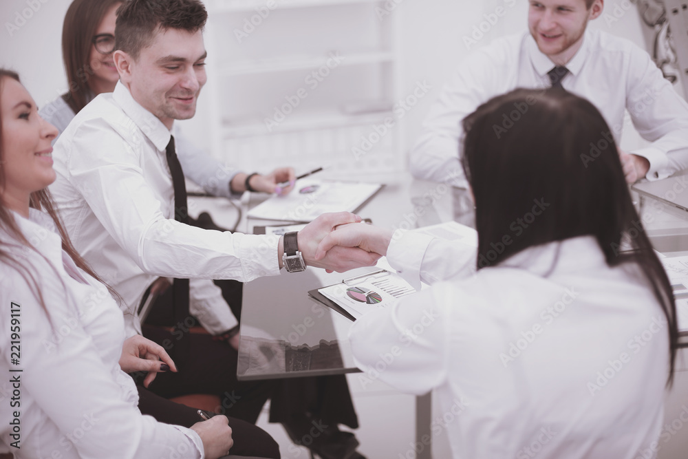 Obraz premium handshake of financial partners at a business meeting in the office