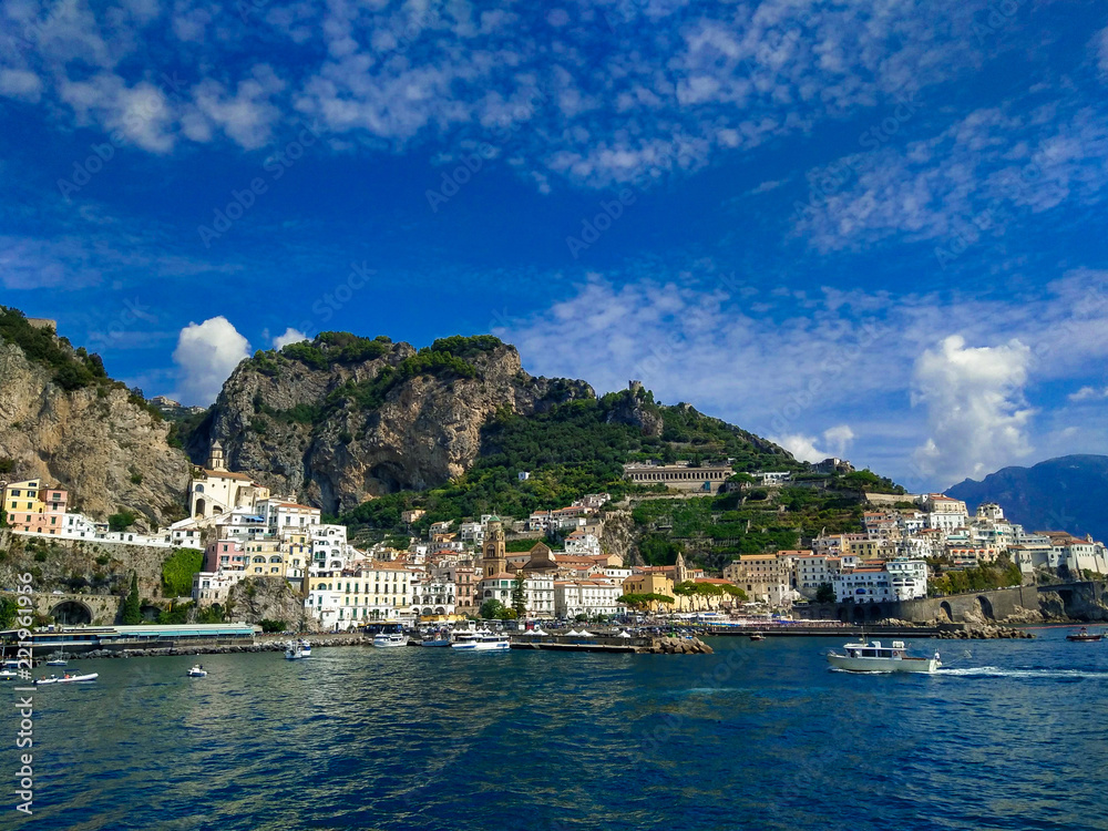 Splendida veduta panoramica di Amalfi sul mar Tirreno in Campania