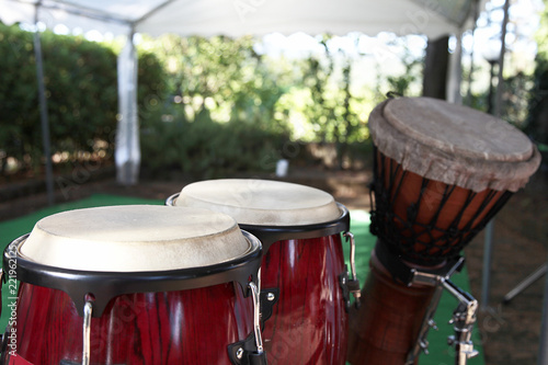 Trommel und Djembe auf einer B  hne im Festzelt