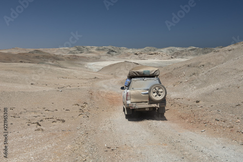 ein Geländewagen fährt durch ein Mondlandschaft, Namibia © Manok