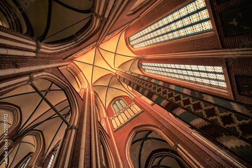 Prachtvolle Backsteingotik: Blick nach oben im Doberaner Münster (Südquerhaus) photo