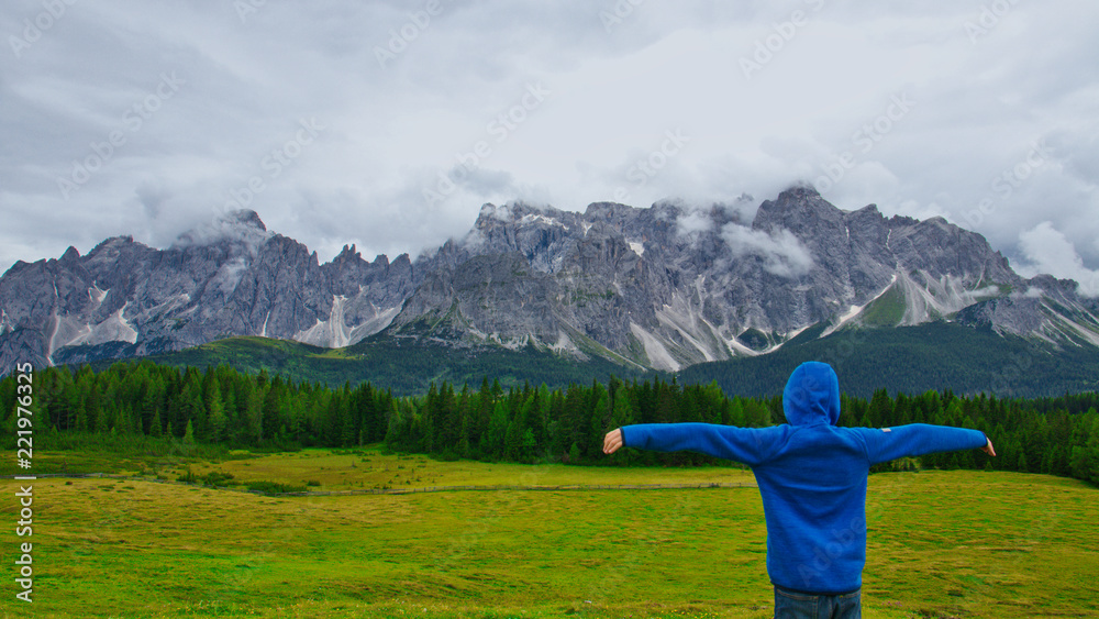 Junge mit Aussicht auf das Bergmassiv