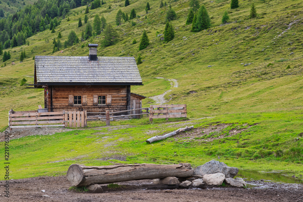 Holzhütte in den Bergen