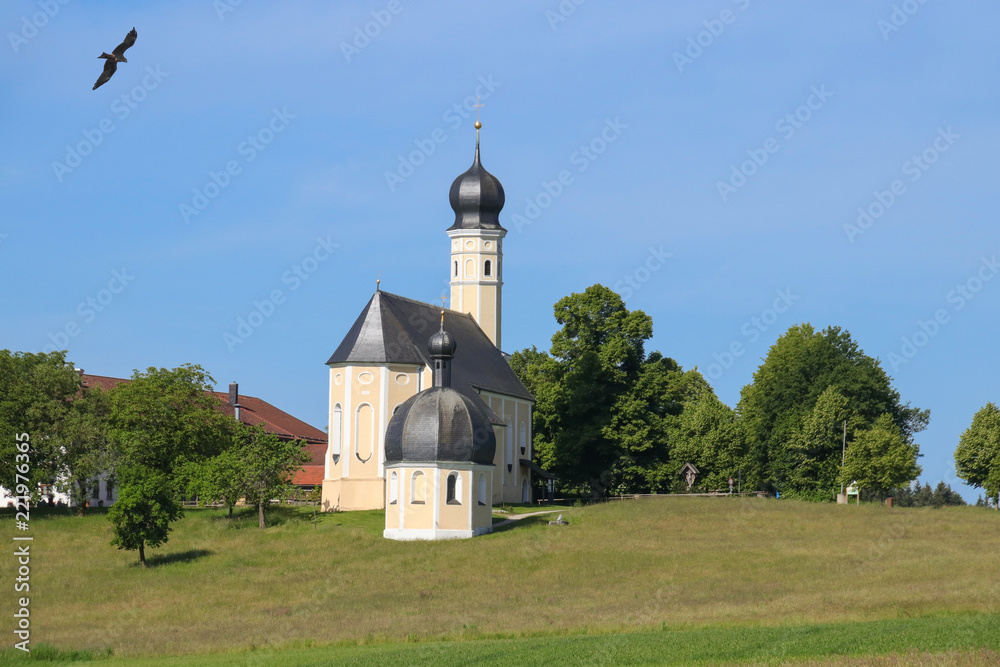 Wallfahrtskirche Wilparting, Irschenberg, Adler, Berge, Bayern	