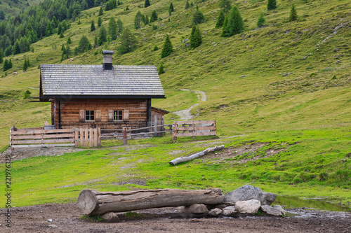 Obraz na płótnie Holzhütte in den Bergen w salonie