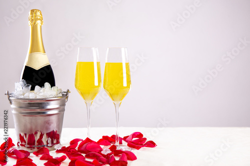 Canvas Print Champagner Flasche im Sektkühler mit Gläsern und Eis für eine Party vor einem bo