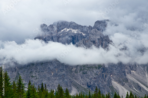 Obraz na płótnie Wolkenverhangene Berge w salonie
