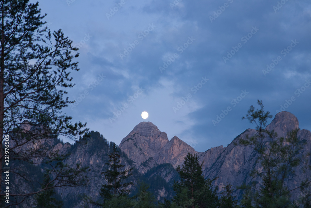 Vollmond, Berge und Wälder