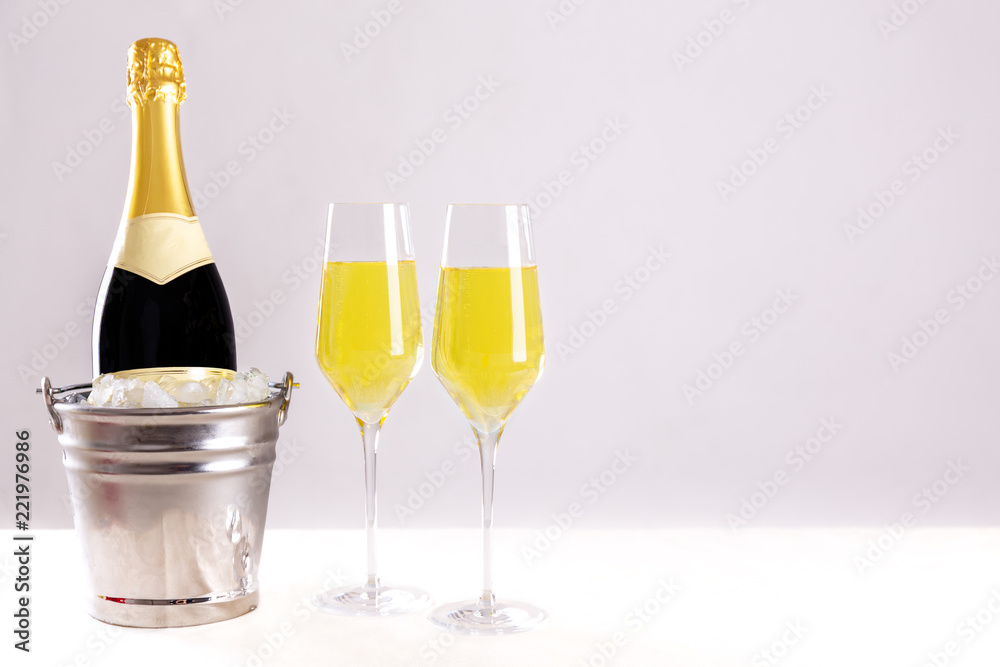 Champagner Flasche im Sektkühler mit gefüllten Gläsern für eine Party Champagner Flasche im Sektkühler mit gefüllten Gläsern für eine Party