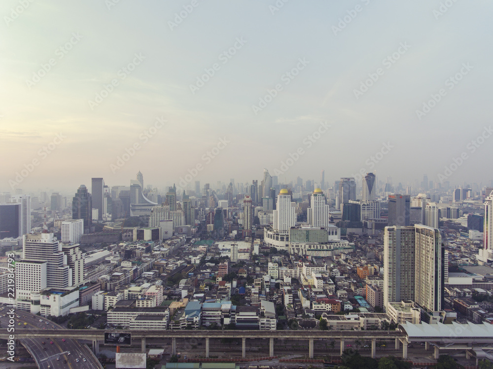 Obraz premium Bangkok miasto Tajlandia miejski dzielnica mieszkaniowa i dzielnica finansowa bardzo szeroki kąt strzału w porannym świetle Połączenie kolejowe lotniska Stacja Makkasan i tor kolejowy na pierwszym planie