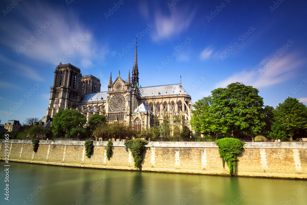 Obraz premium Beautiful long exposure of the Notre-Dame Cathedral in Paris, France, in spring