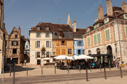 Photos Auxerre, Bourgogne, Maison à colombages le long du quai de l'Yonne
