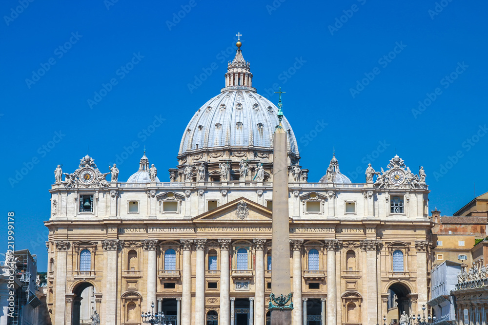 Obraz premium View on a historic church in Rome, Italy on a sunny day.