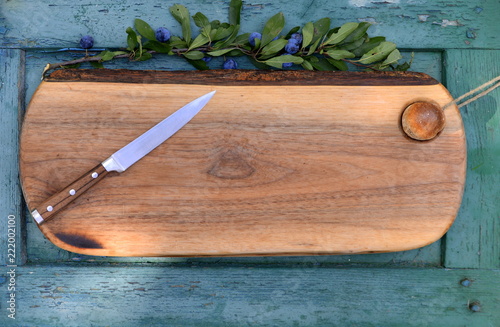 Brotzeitbrett mit Messer und Beerenzweig photo
