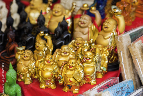 Lachende Buddhas auf einem Markt in Thailand