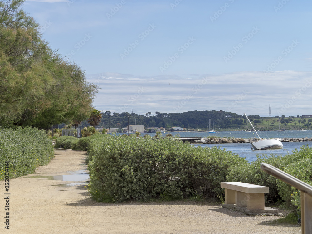 Fototapeta premium Le square Bordes, chemin de balade le long des plages de la presqu'île de Balaruc-les-Bains