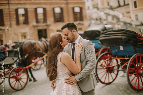 Принти на полотні Young wedding couple near Spanish steps (Scalinata di Trinità dei Monti) in Rome