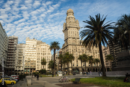 Main square in Montevideo, Plaza de la independencia, Salvo palace photo