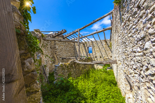 Ruine im verlassenen Dorf Campo di Brenzone am Gardasee, Italien photo