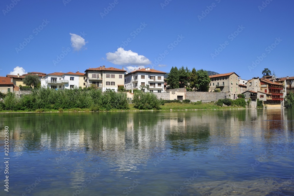 Antica città di Bassano del Grappa con case e ponti sulle rive del fiume Brenta