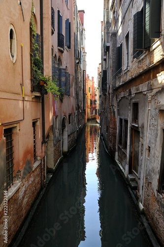 Vicolo della città di Venezia con antiche case ed canale di navigazione