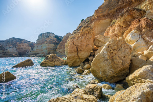 Herabgestürzte Felsen an der malerischen Küste der Algarve