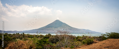 Vulkan Insel Momotombo in der Nähe von Managua in Nicaragua photo