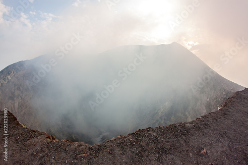 Blick in den Krater des Telica Vulkans in Nicaragua