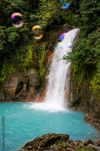 t  rkiser Wasserfall des Rio Celeste in Costa Rica mit Seifenblasen