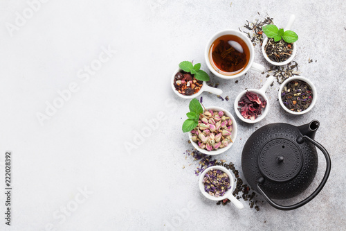 Różne herbaty i czajniczek. Herbata czarna, zielona i czerwona